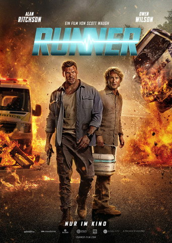 Runner: Alan Ritchson fährt gegen die Uhr, Owen Wilson sitzt daneben