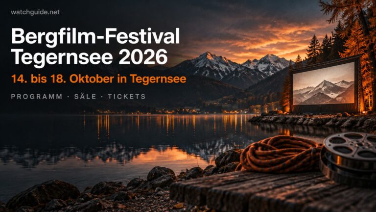 Leuchtende Kinoleinwand am Ufer eines Bergsees in der Dämmerung, schneebedeckte Gipfel spiegeln sich im Wasser, dazu der Schriftzug Bergfilm-Festival Tegernsee 2026, 14. bis 18. Oktober